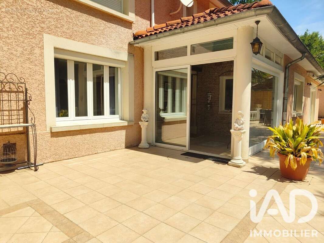 Maison 200 m² à Saint-Georges-D'esperanche  - photo 4