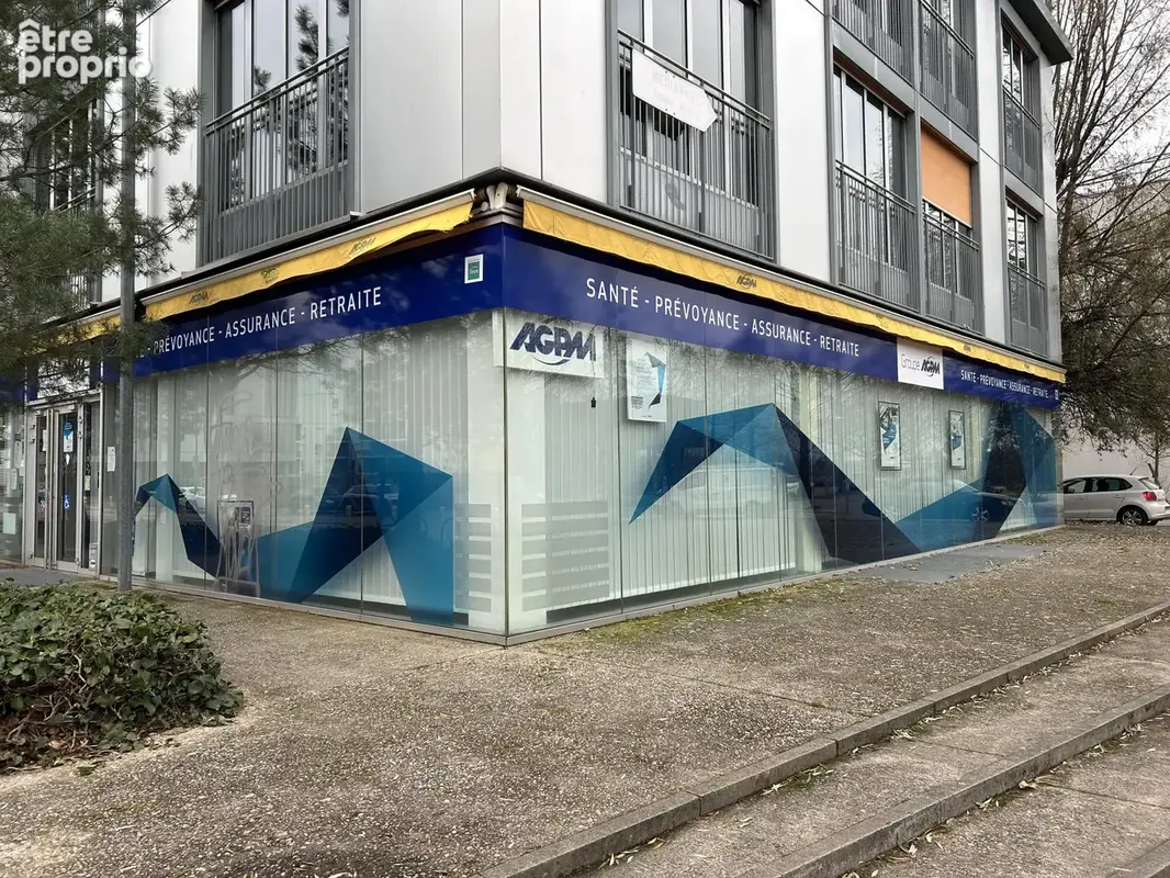 Local commercial d’angle 179 m2   bureaux / activités professionnelles   2 parkings - photo 2