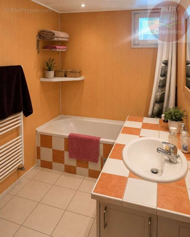 Maison de village avec cour , garage et caves - photo 6