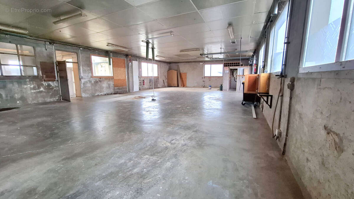 Commerce à FERRIERES