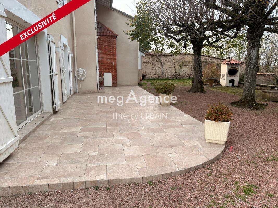 Maison à AMPLEPUIS