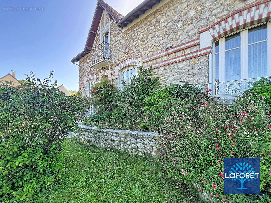 Maison à D'HUISON-LONGUEVILLE