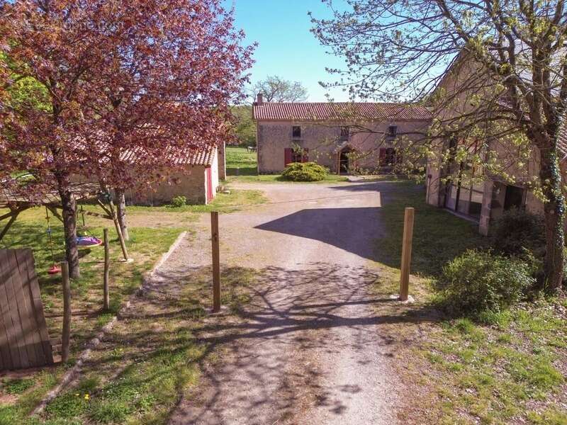 Propriete à vendre 10 pièces AUBIGNY (79) Terrain 27 715 m² - photo 3