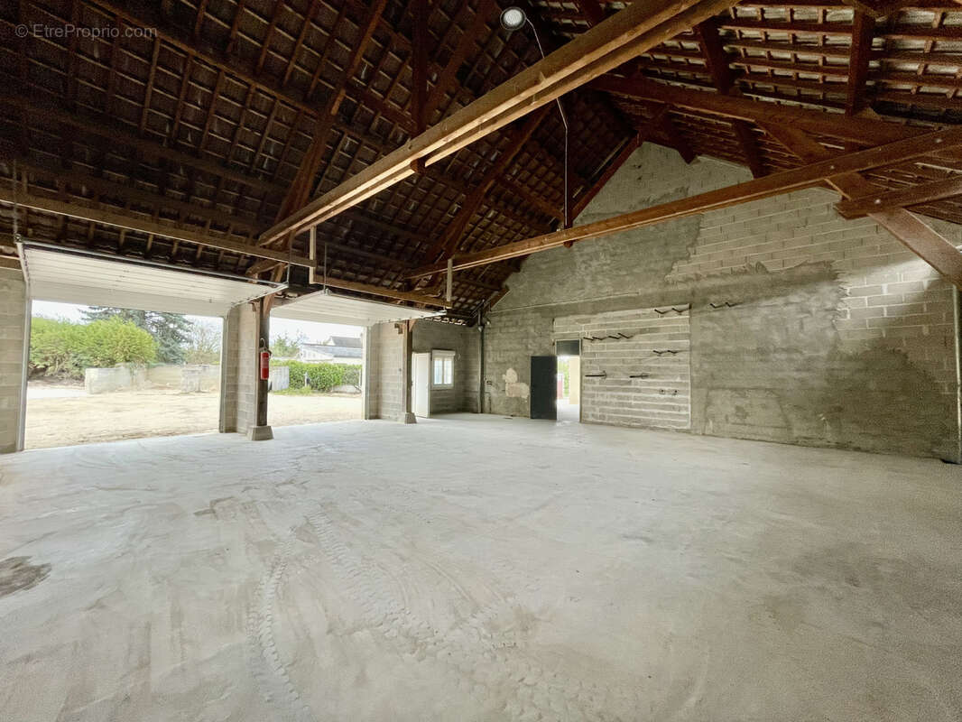 Commerce à MONETEAU