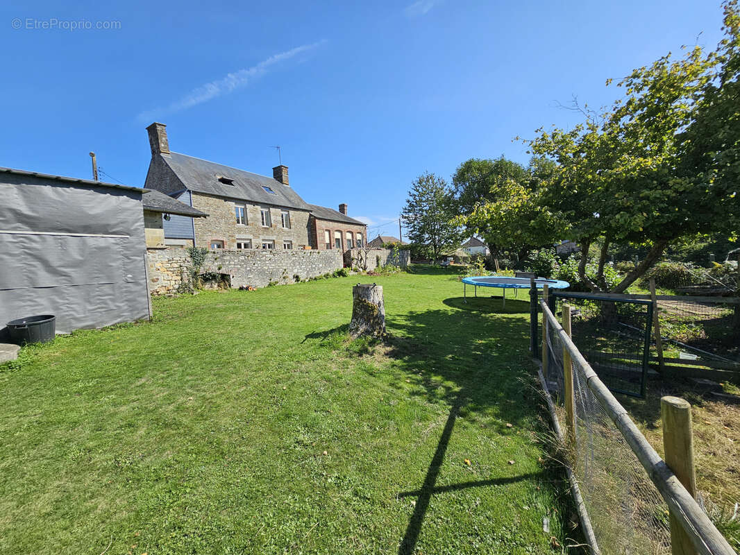 Maison à SAINT-CLAIR-DE-HALOUZE