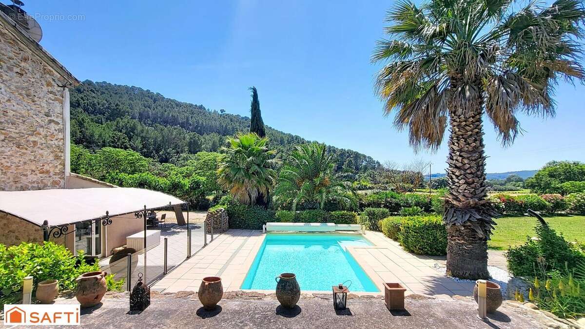 Photo 2 - Maison à LE CASTELLET