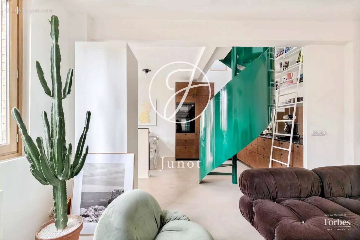 Paris 18e - MONTMARTRE / HAUT LEPIC - Appartement comme une maison - 3 pièces - 68,52m² Carrez - 72,81m² au sol - Terrasse 15,80 - photo 21