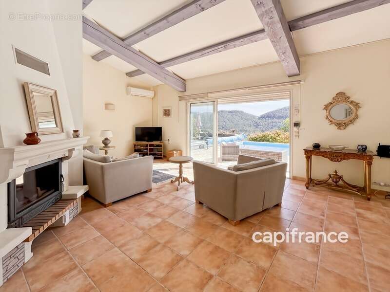 Maison à BAGNOLS-EN-FORET