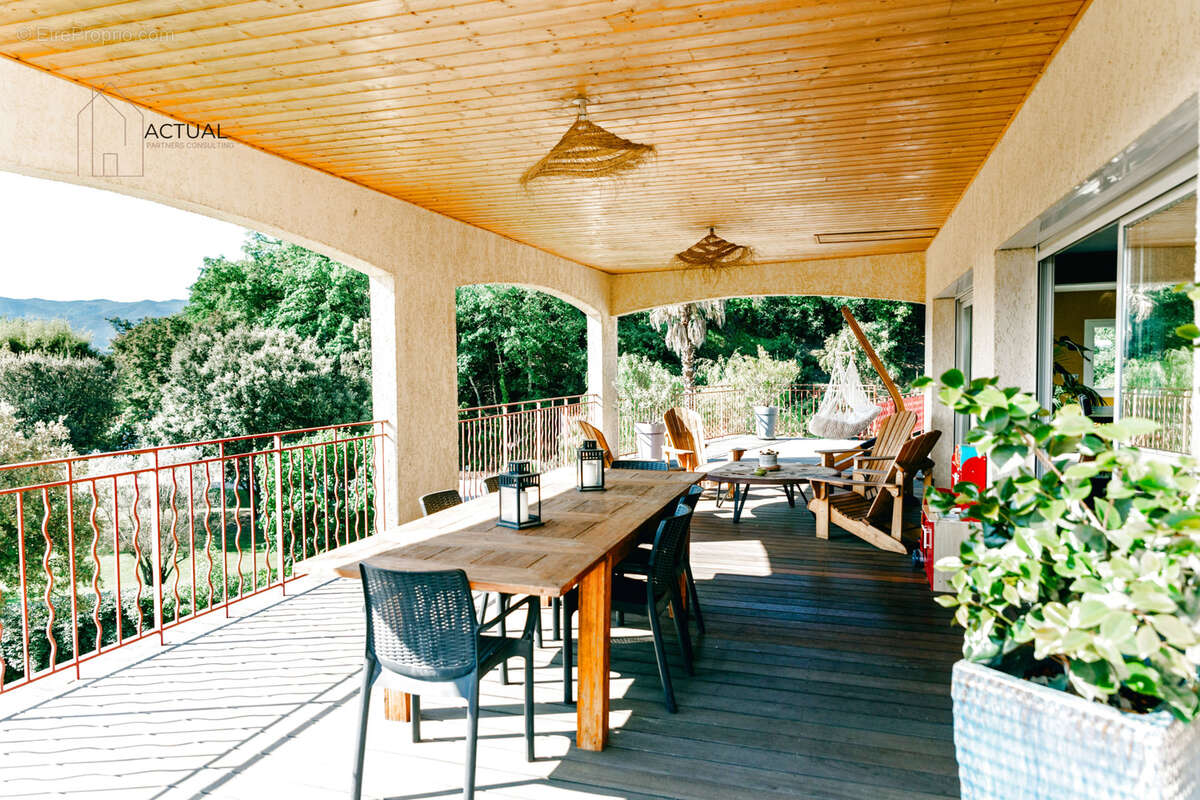 Découvrez cette magnifique villa de 324m2 avec vue montagnes au calme et piscine. - photo 4