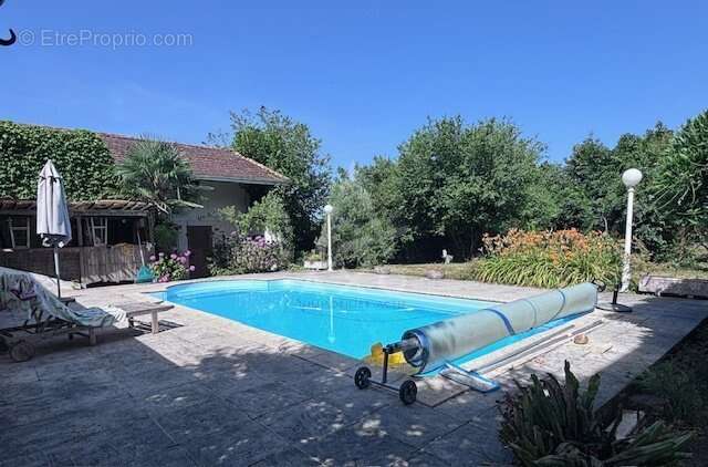 Propriété de caracttère du XIXème siécle - 265 m² avec piscine sur terrain de 1320 m² - photo 3