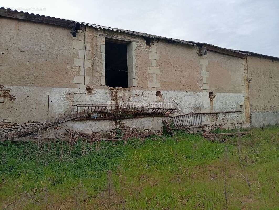 Terrain à LENCLOITRE