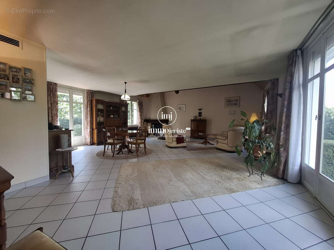 Maison 175 m² à Le Mesnil-Le-Roi  - photo 8