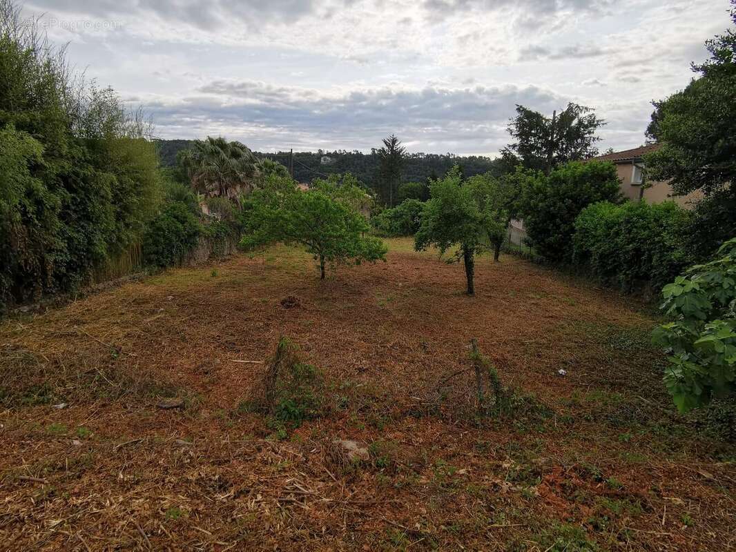   - Terrain à AUBENAS