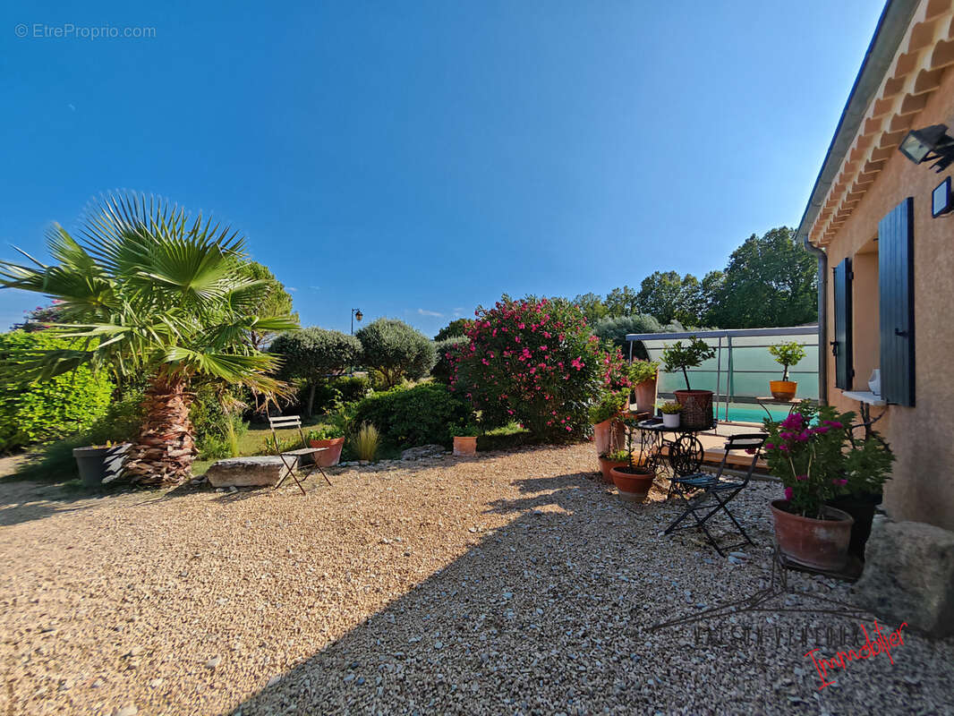 Villa plain-pied, piscine couverte, terrain arboré - photo 3