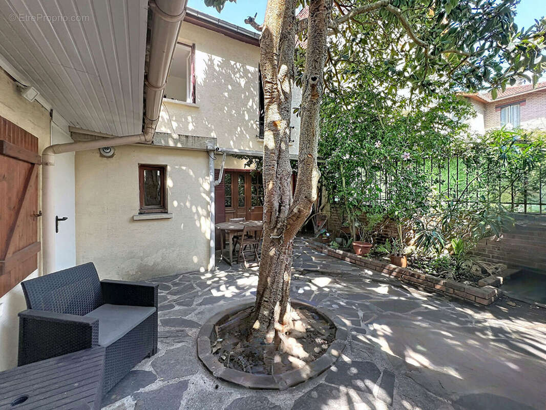 Asnières-sur-Seine -Maison de ville rénovée avec 3 chambres, patio et terrasse arborée - photo 2
