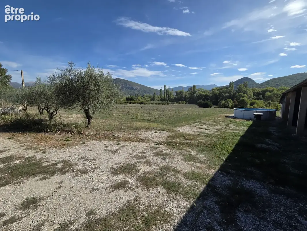 Condorcet, maison ancienne, 200 m2 de dépendances, 7800m2 terrain plat attenant. - photo 4