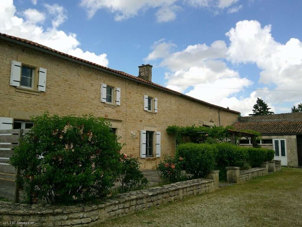 Maison à CHEF-BOUTONNE
