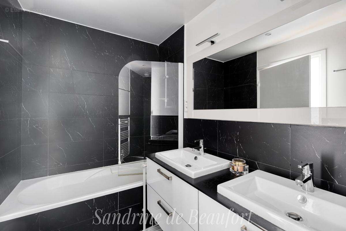 Appartement à COURBEVOIE