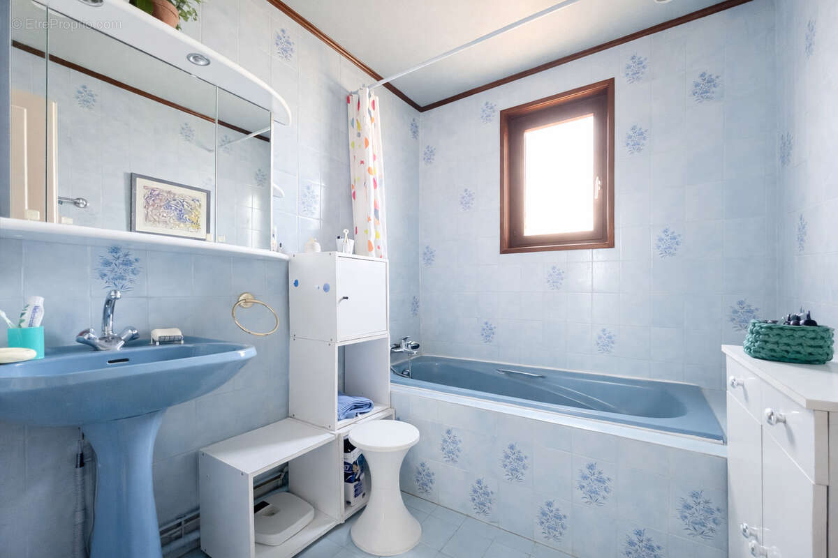 Maison à SAINT-GENIS-LES-OLLIERES