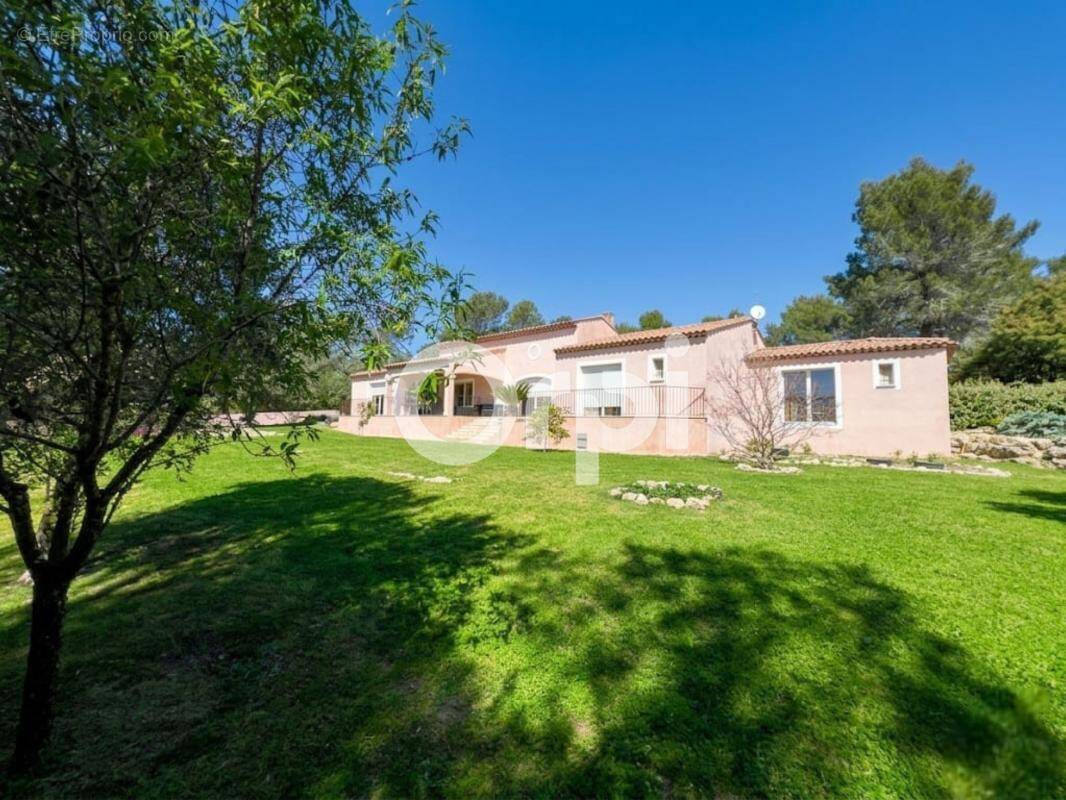 Maison à BAGNOLS-EN-FORET