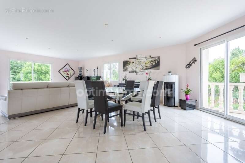 Maison à CREUZIER-LE-VIEUX