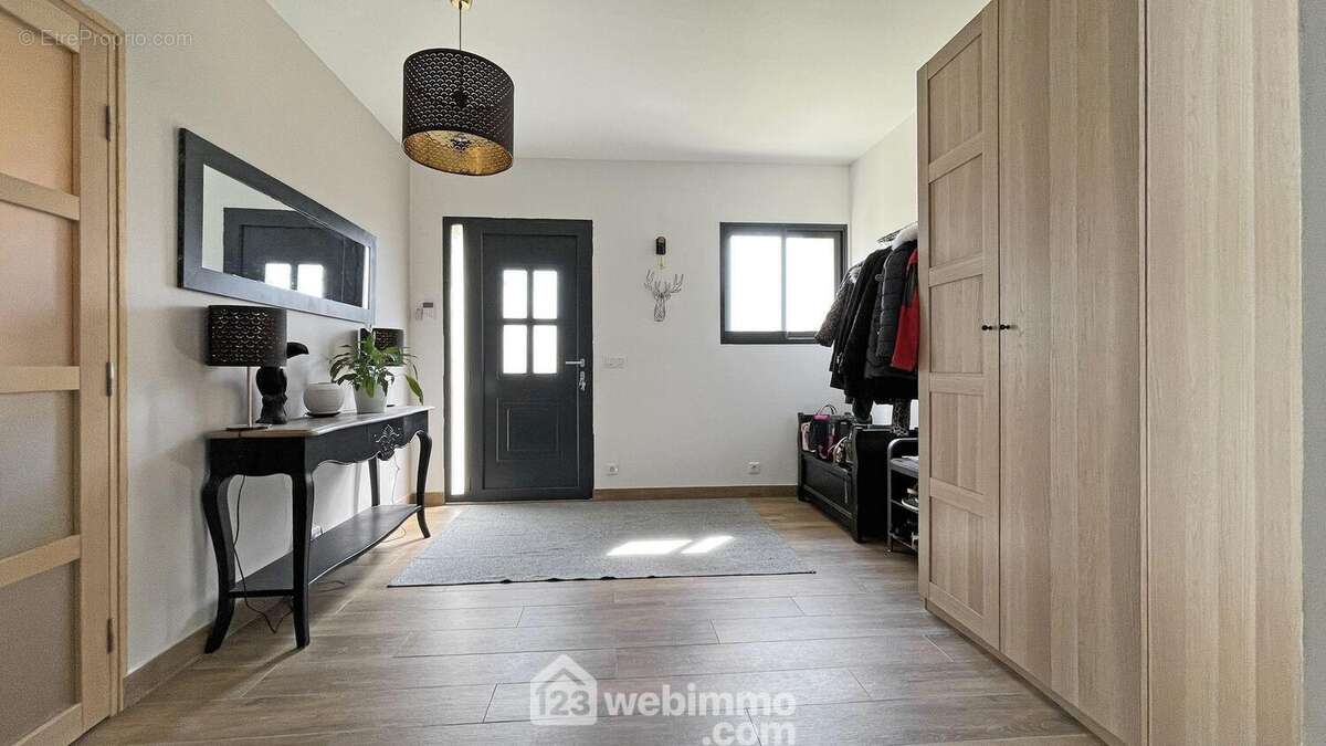 ?vaste entrée avec dressing? - Maison à SAINT-MAUR-DES-FOSSES