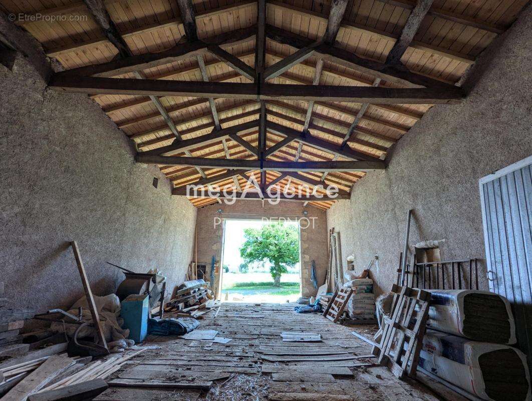 Grande propriété en Pierre avec dépendances - photo 6
