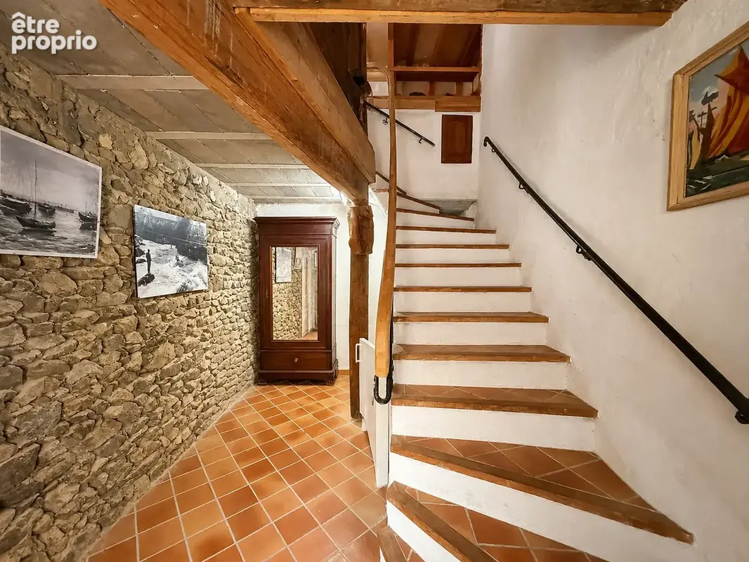 Maison de village en pierres avec annexes, jardin et cour intérieure à SAINT-PIERRE-DE-BOEUF - photo 3