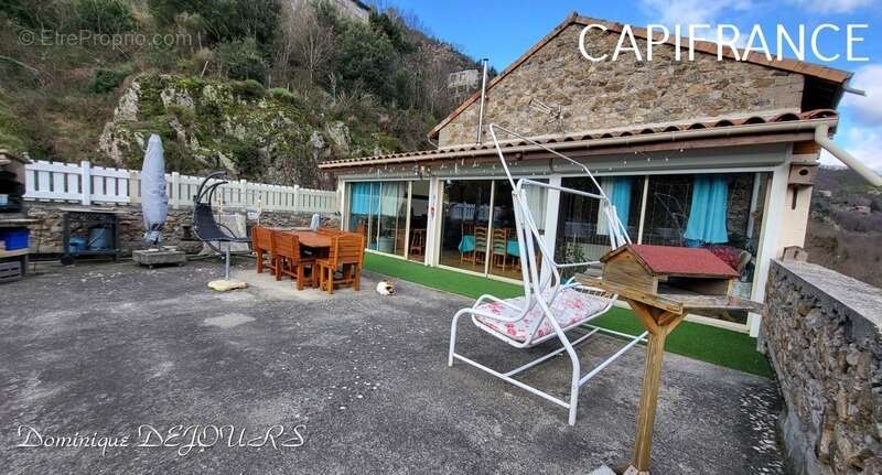 Maison à SAINT-SAUVEUR-DE-MONTAGUT