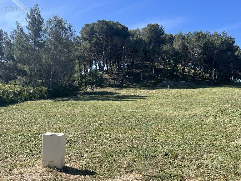 Terrain 680 m² à Eyguieres  - photo 2