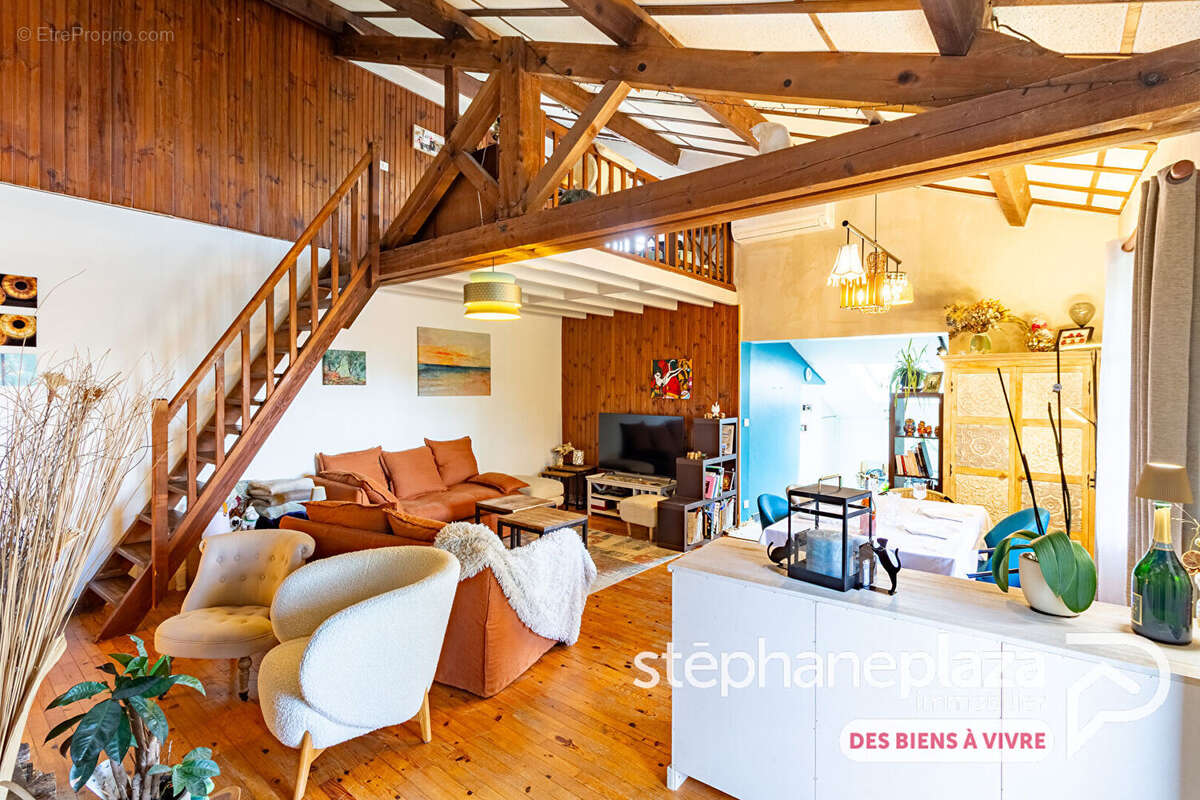 Joli corps de ferme rénové de 171m² habitables + dépendances aménageables et 914m² de terrain à PEROUGES - photo 5