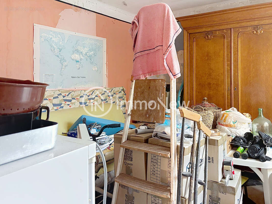 Maison mitoyenne a renover 100 m2 sur terrain 600 m2 environ en plein bourg - photo 6