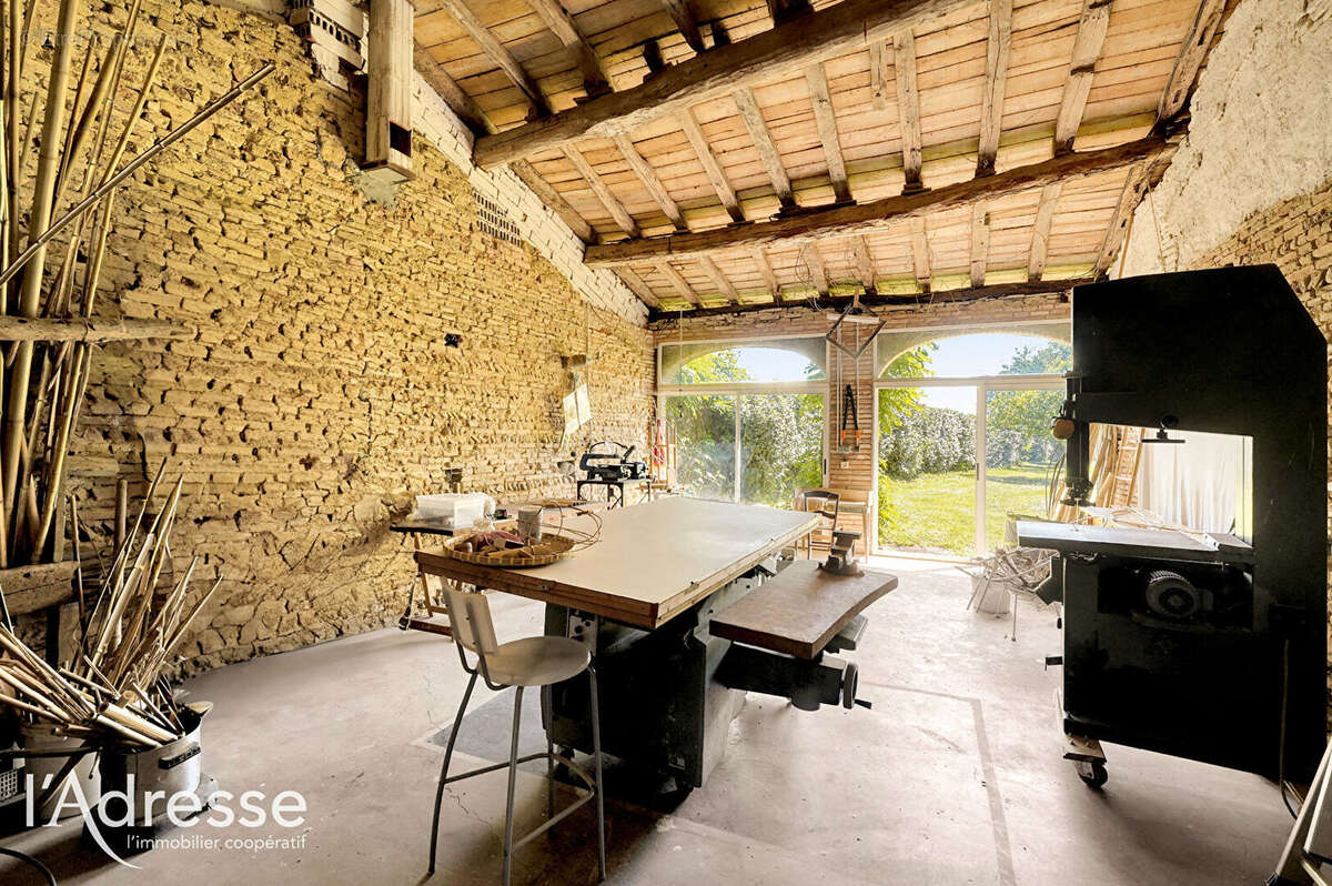 Exclusivité l'Adresse - Le BURGAUD - Maison de maître d'environ 290 m² avec parc arboré de 2 492 m², pigeonnier et dépendances - photo 10