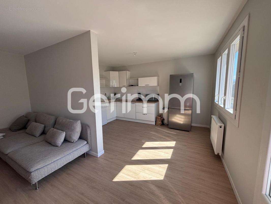 Vente - Appartement - 4 pièces + cuisine - 72 m² - 145 000 € - - photo 2