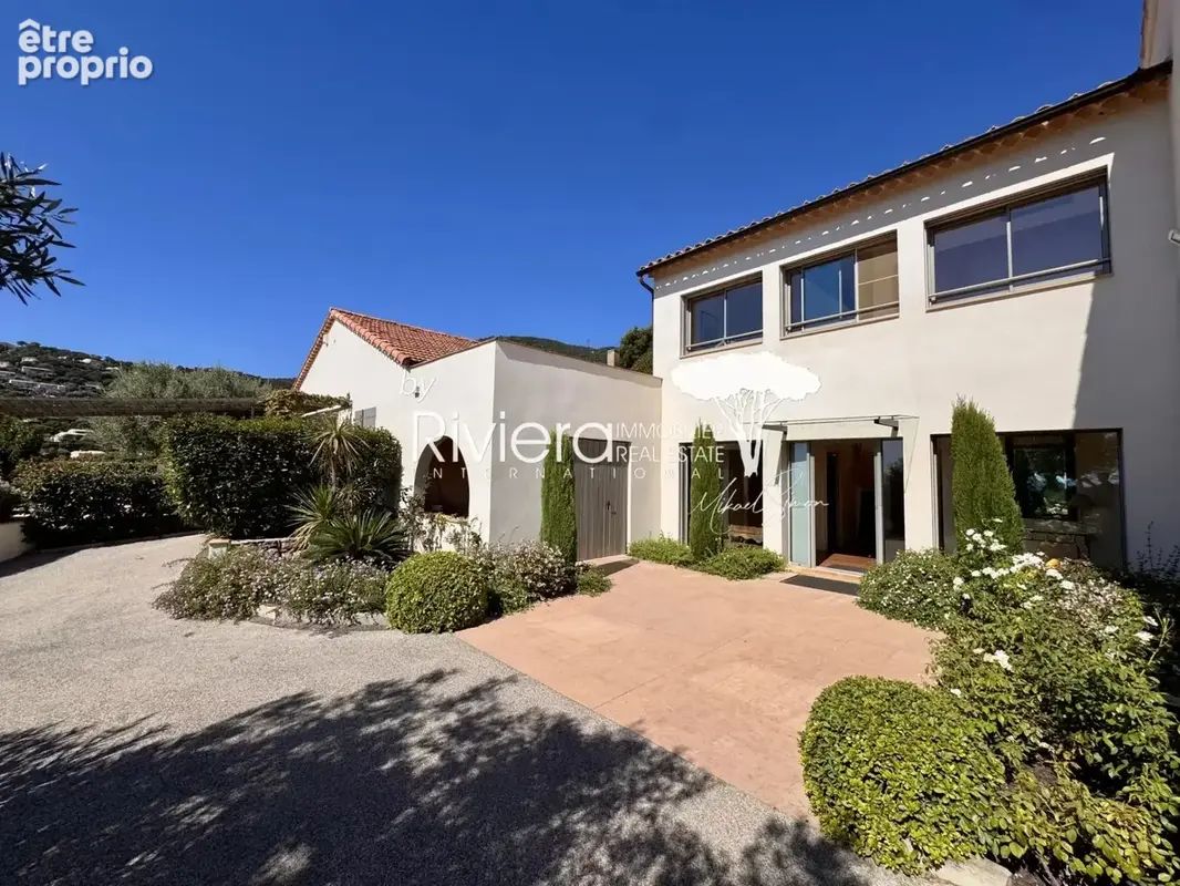 CAVALAIRE - Propriété 486m2 avec piscine et vue mer ! - photo 11