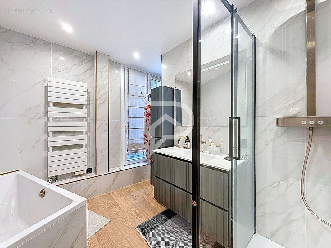 Appartement à COURBEVOIE