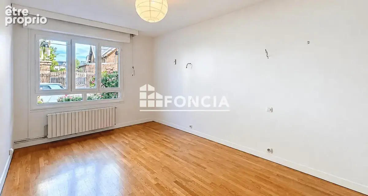 Lisieux centre-ville : 87 m² sur un seul niveau, belle pièce de vie plein sud de 36 m², garage fermé et cave - photo 4