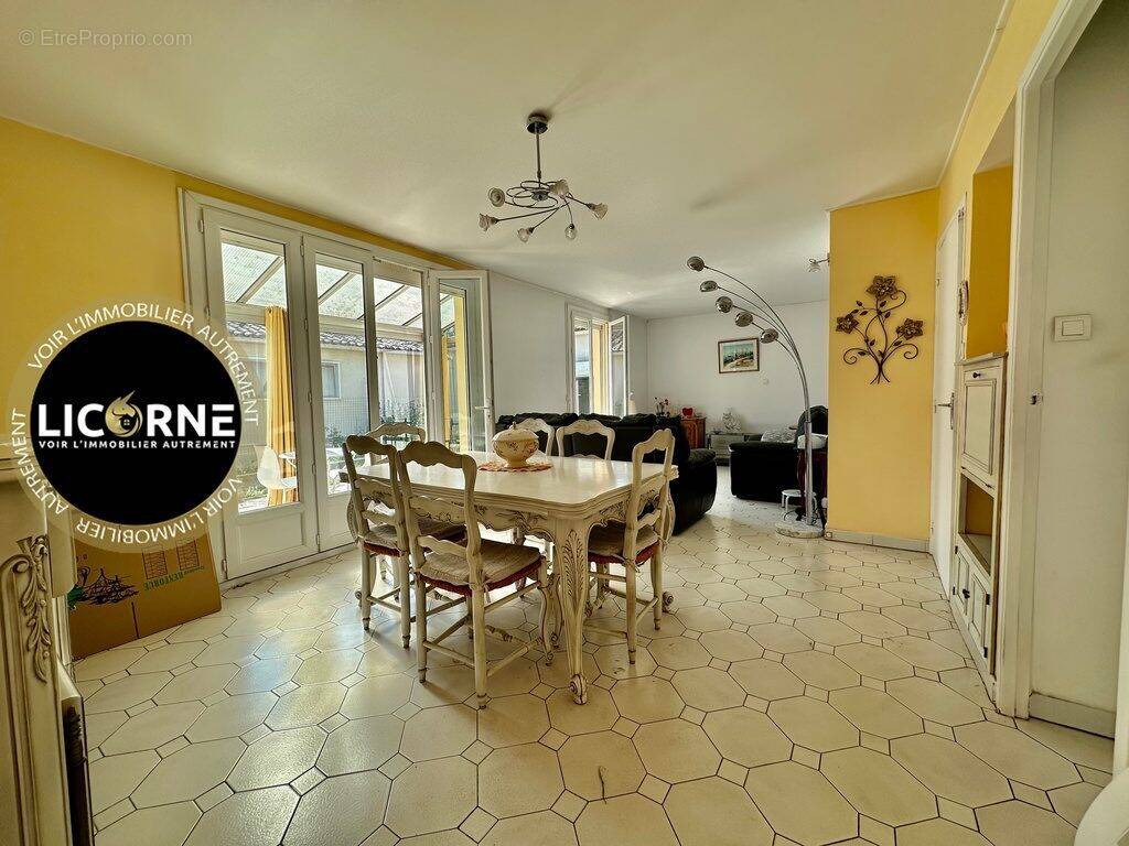 Maison à LE PUY-SAINTE-REPARADE