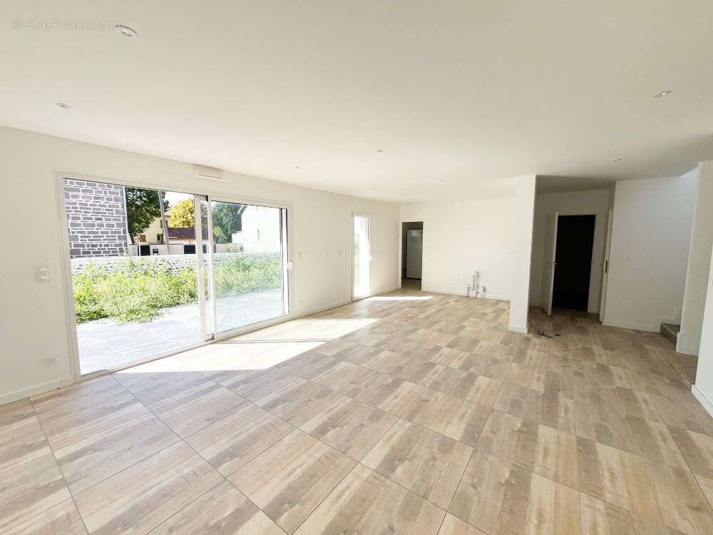 Maison à SAINT-BEAUZIRE