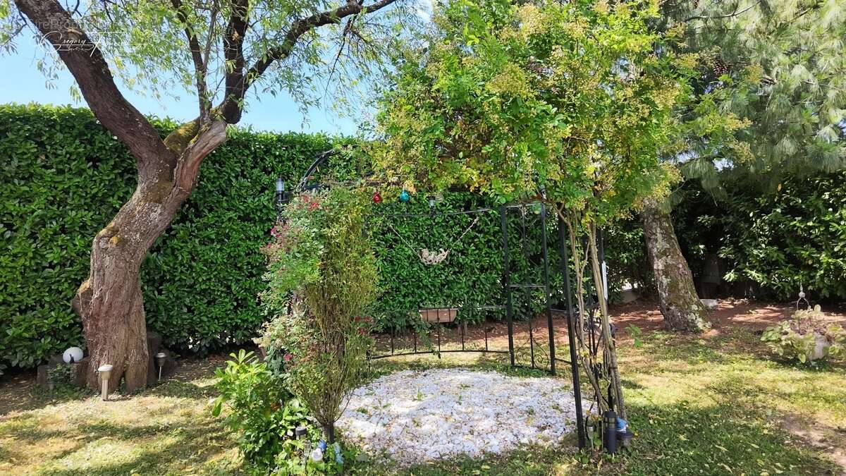 CHAPONOST – Élégante maison familiale avec possibilité de deux logements indépendants – Terrain de 802 m² - photo 20