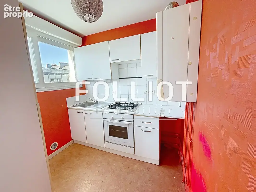 A vendre - Appartement 2pcs  FOUGERES - 3ème étage - photo 2