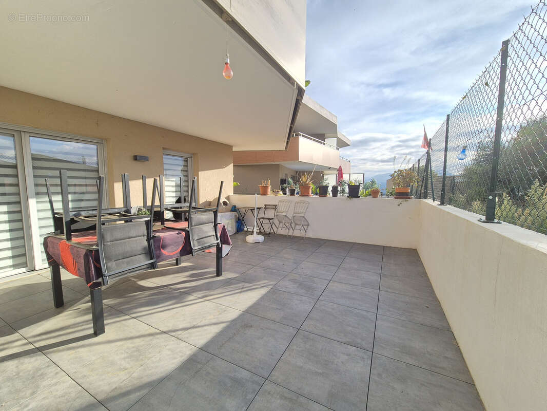 Appartement à CHATEAUNEUF-VILLEVIEILLE