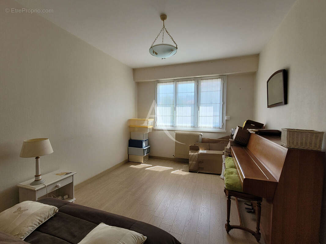 LA ROCHELLE - Quartier La Genette  Appartement T4 avec balcon, ascenseur, stationnement et grenier - photo 6
