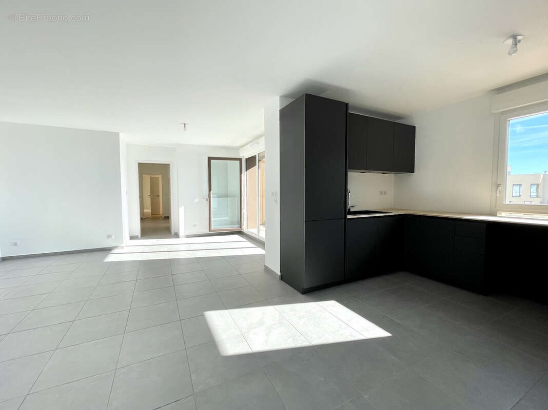 Appartement dernier étage avec trois chambres et deux terrasses - DEUX GARAGES - photo 5