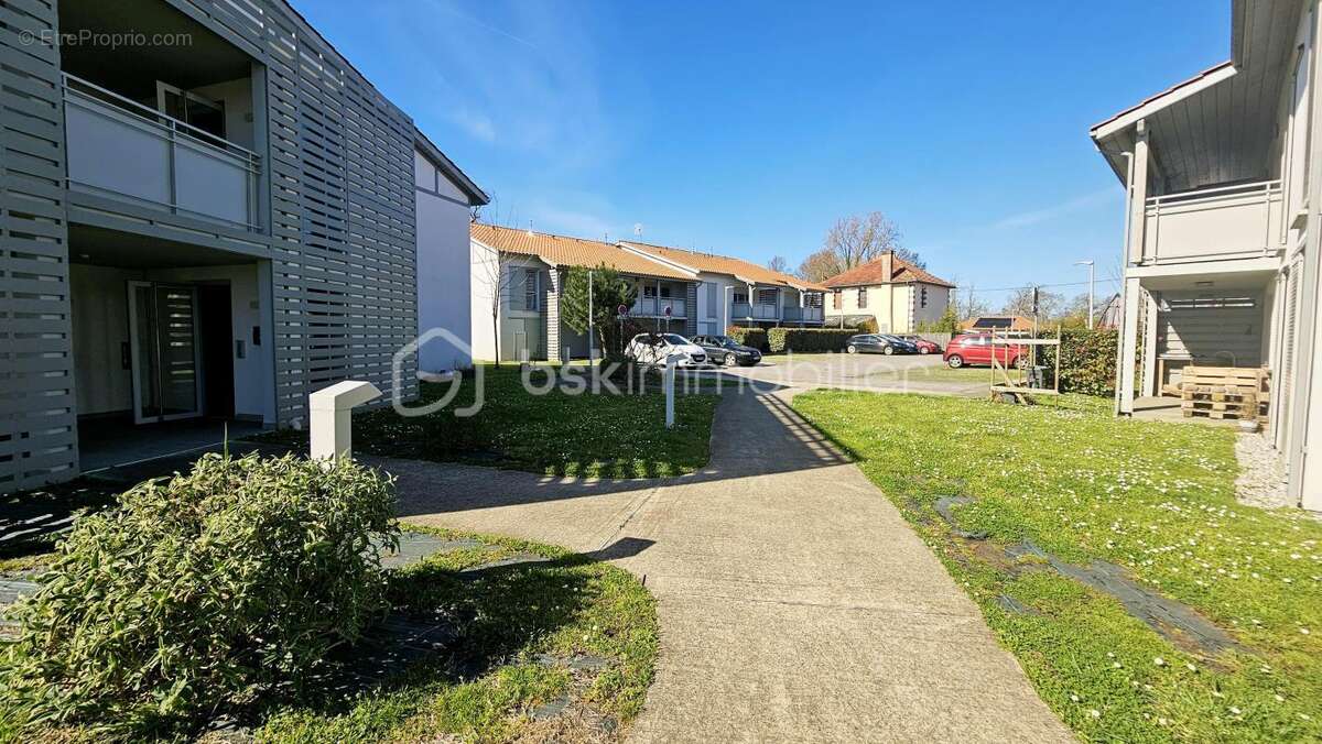 SOUSTONS – T2 récent avec terrasse et double parking en sous-sol - photo 12