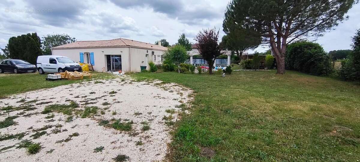 Maison de plain-pied – 167 m² – piscine avec abri haut – dpe b – panneaux solaires – 3 596 m² de terrain – clam, à 5 minutes de  - photo 15