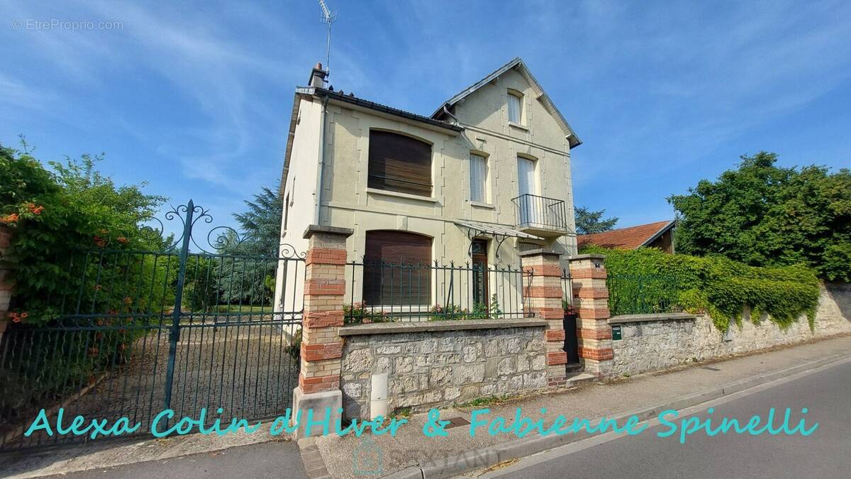 Maison bourgeoise à rénover en coeur de village - photo 1