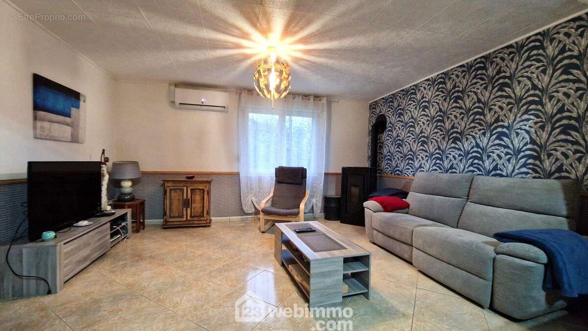 Il est ouvert sur un salon de 18 m² - Maison à PARGNY-LES-BOIS