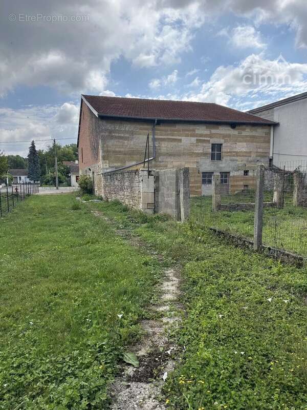 Maison à MOGNEVILLE