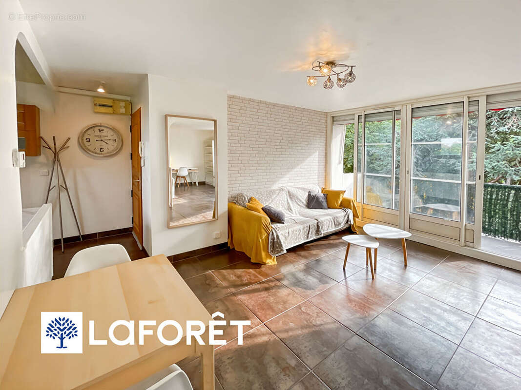 Appartement à SAINTE-GENEVIEVE-DES-BOIS